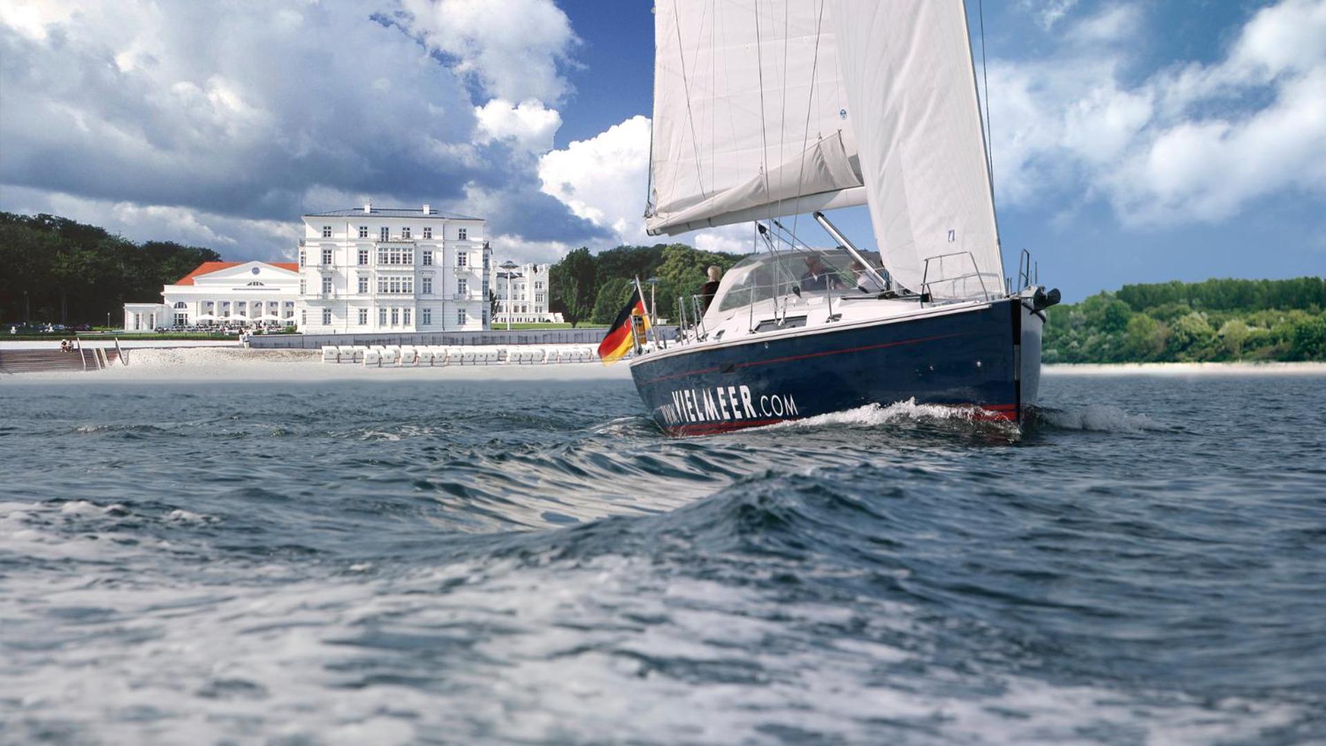 Grand Hotel Heiligendamm - The Leading Hotels Of The World Eksteriør billede A yacht in the Bay of Bäreninsel