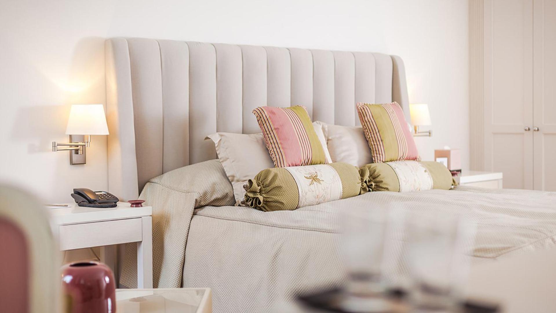 Grand Hotel Heiligendamm - The Leading Hotels Of The World Værelse billede A bed with a headboard